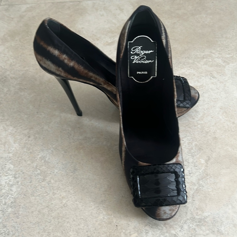 Roger Vivier classic pump